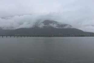 云雾缭绕的山水景致