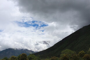 山间云雾缭绕的壮丽景色