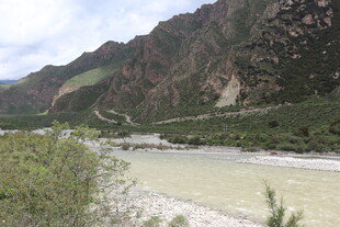 山间河流旁的自然景致