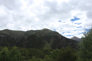 山峦叠翠间的自然景致