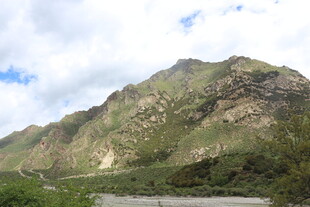 巍峨青山伴蜿蜒河流