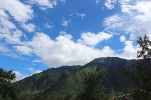蓝天白云下的青山美景