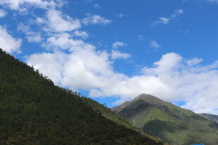 蓝天白云下的青山美景