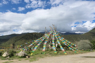 草原上的多彩经幡阵