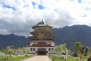 中式古塔矗立秀丽山水间