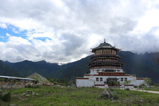 草原上的古老多层佛塔