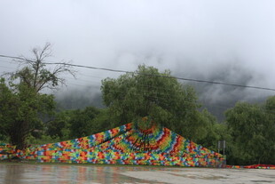 河畔五彩经幡随风飘扬