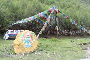 草原上的五彩经幡与石堆