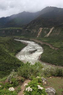 山间蜿蜒河流壮丽景色