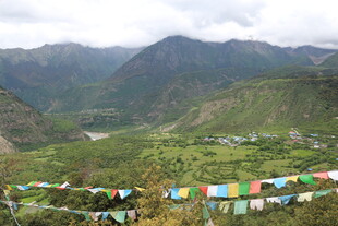 山间经幡装点秀丽风光