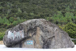 山间彩绘巨石景观