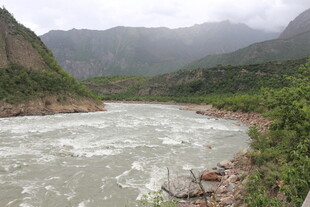 山间湍急河流自然景观