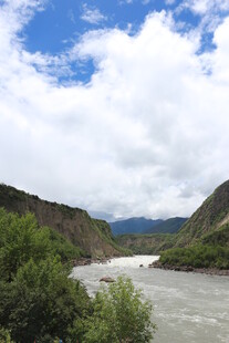 山间河流蓝天白云美景