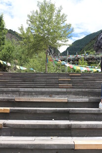 户外阶梯景观 绿树彩旗相伴