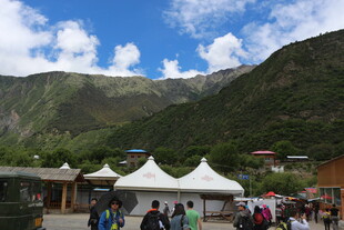 山间景区游客云集的场景