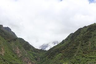 青山云雾环绕的秀丽景致