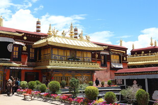 藏式寺庙建筑与多彩花卉