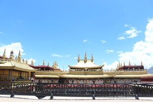 拉萨宏伟藏式建筑大昭寺