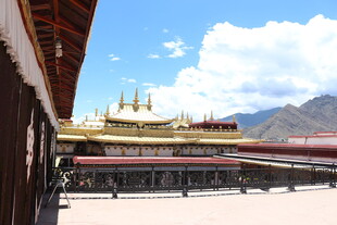 拉萨宏伟藏式建筑景观