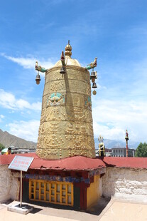 藏式风格古老佛塔建筑