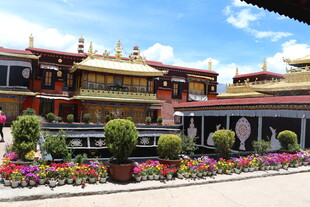 藏式寺庙前的多彩景致