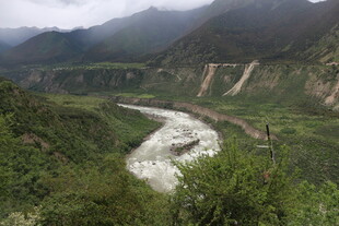 山间蜿蜒河流的秀丽景致