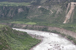 蜿蜒河流穿山谷美景