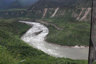 山间蜿蜒河流壮丽景观
