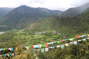 山间飘扬的多彩经幡