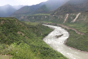 山间蜿蜒河流与葱郁植被