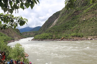 山间湍急河流壮丽风光