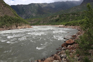 湍急河流旁的壮丽山景
