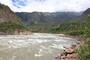 湍急河流旁的壮丽山景