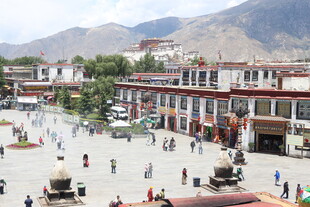 拉萨广场热闹景象