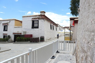 藏式风格民居街道景象