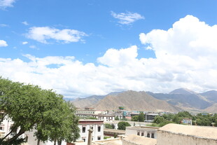 蓝天白云下的城镇与远山