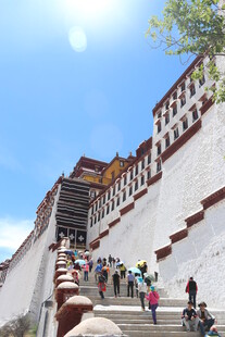 布达拉宫台阶上的游客身影
