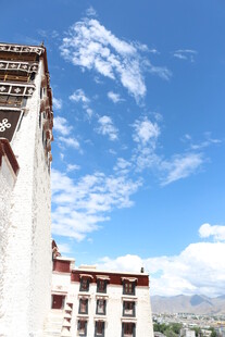 布达拉宫建筑与蓝天白云