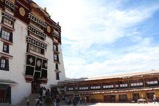 藏式建筑外观 蓝天白云相伴