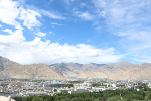 拉萨城市风光与远山美景