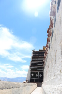 古老城墙与蓝天白云景观