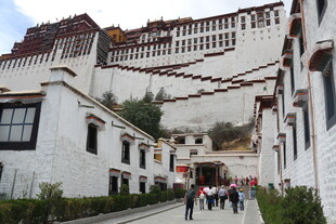 布达拉宫前的游客漫步