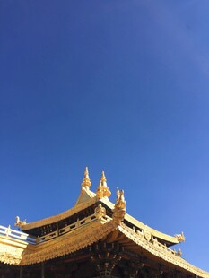 金顶古建筑 蓝天映衬