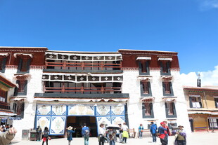 拉萨大昭寺前热闹景象