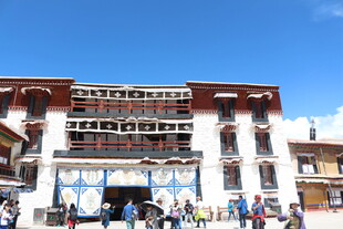 藏式风格建筑前的热闹场景