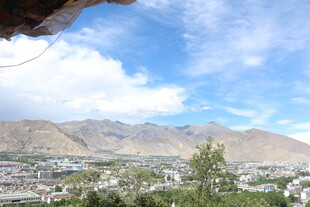 俯瞰山间城镇美景