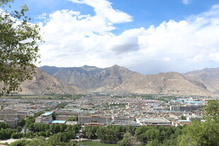 拉萨城市风光与远山景色