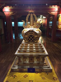 华丽金佛置于精致佛坛