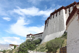 雄伟布达拉宫蓝天白云下