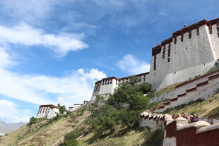 雄伟布达拉宫屹立于山坡